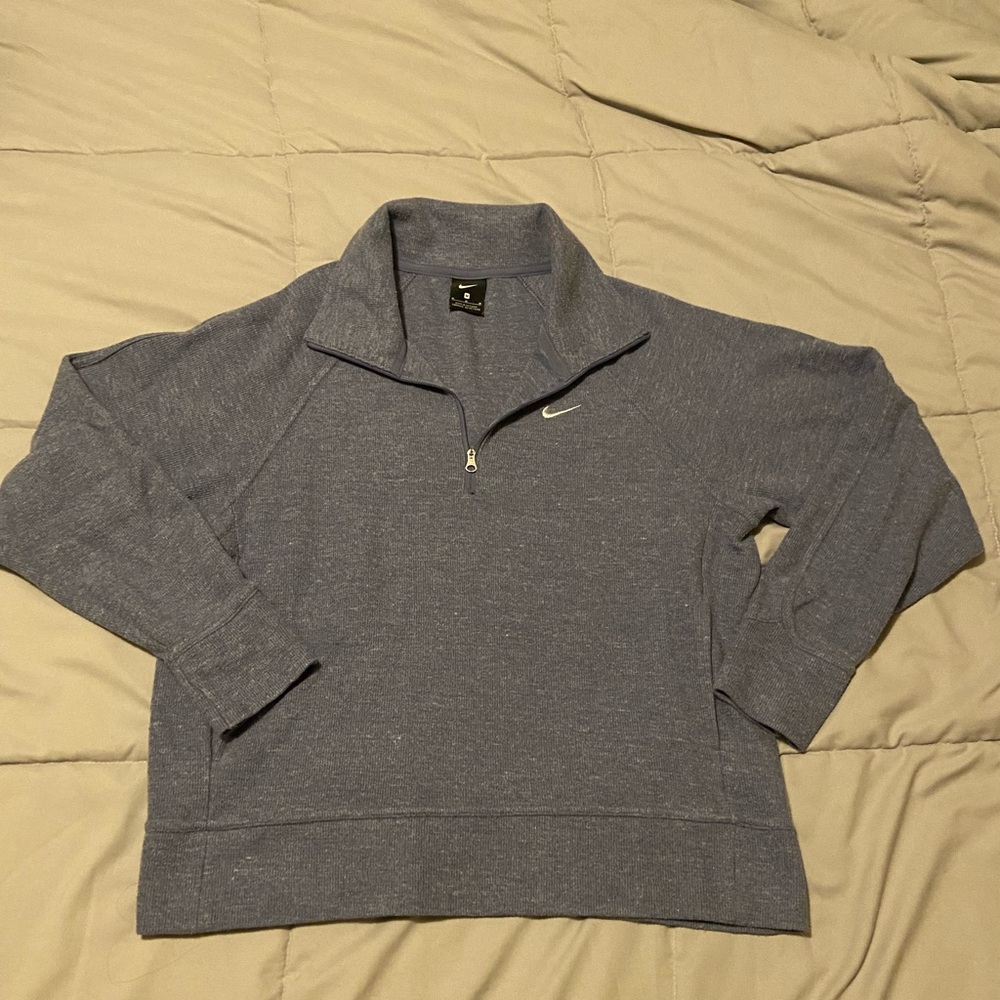 Nike womens quarter zip sweatshirt with front pockets. Light blue/purple color.